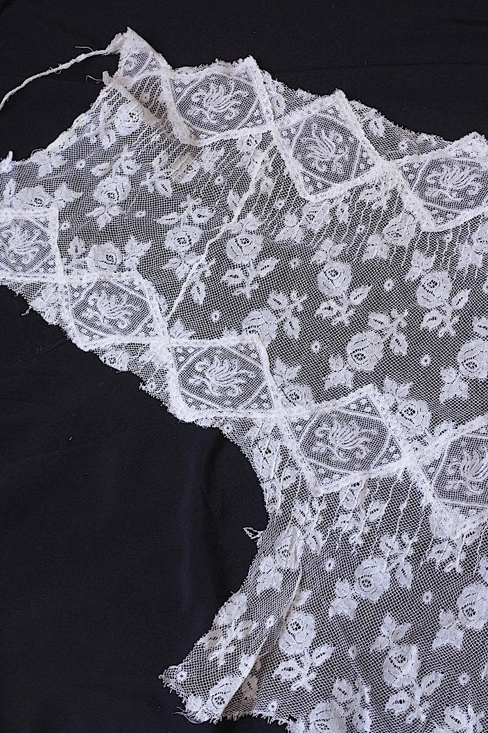 dentelle antique antique lace lace hem torn