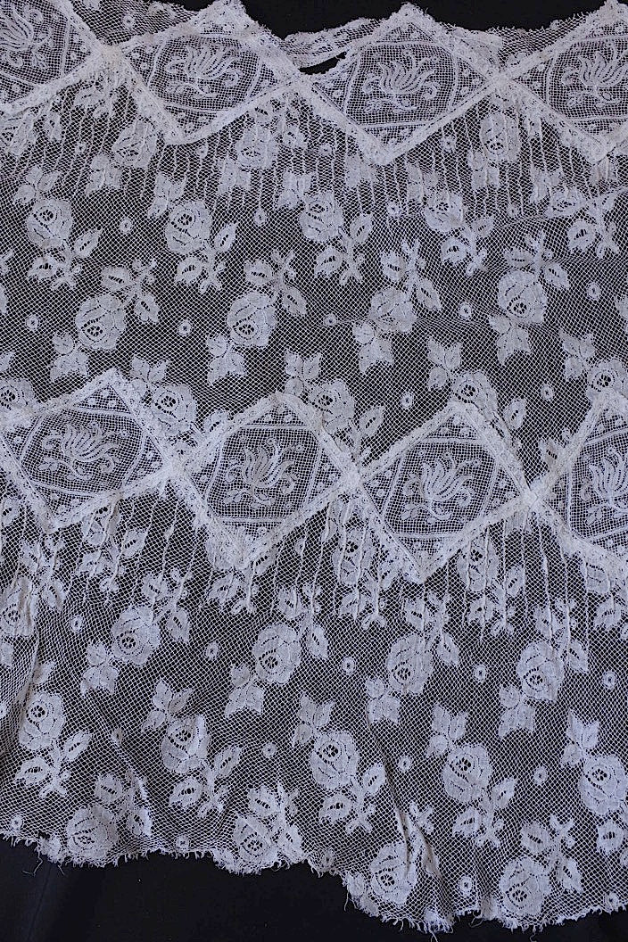 dentelle antique antique lace lace hem torn