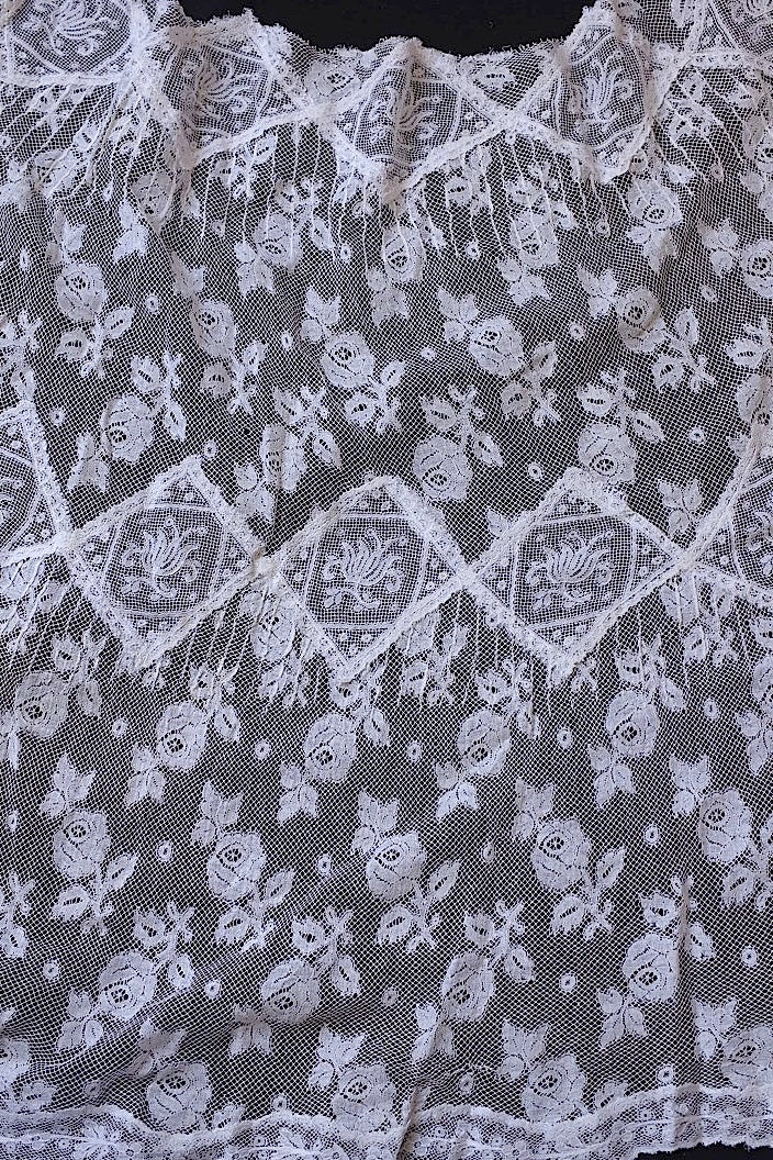 dentelle antique antique lace lace hem torn