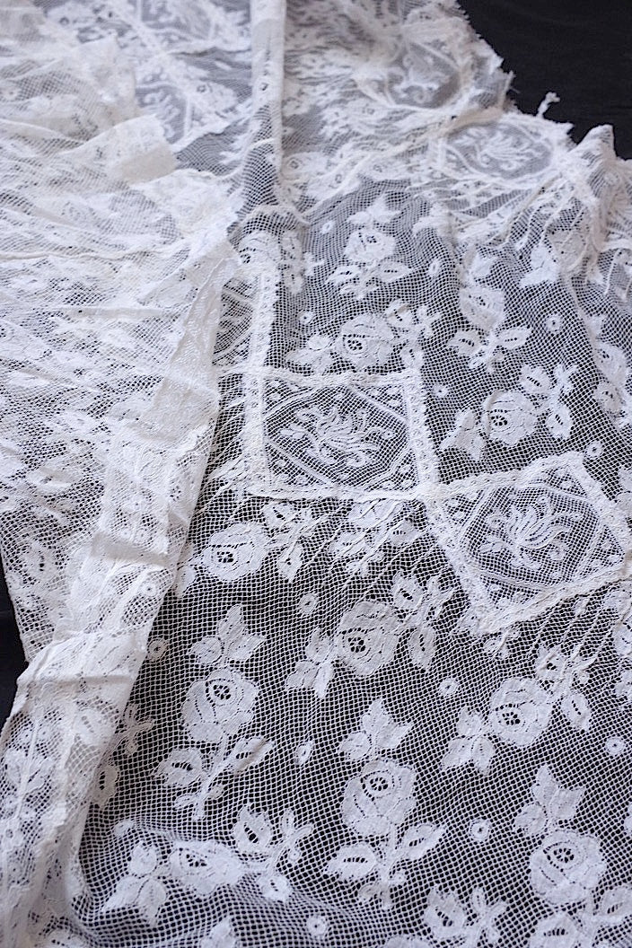dentelle antique antique lace lace hem torn