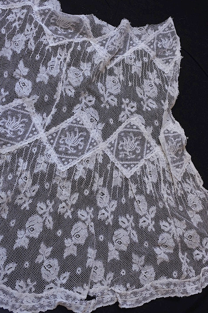 dentelle antique antique lace lace hem torn