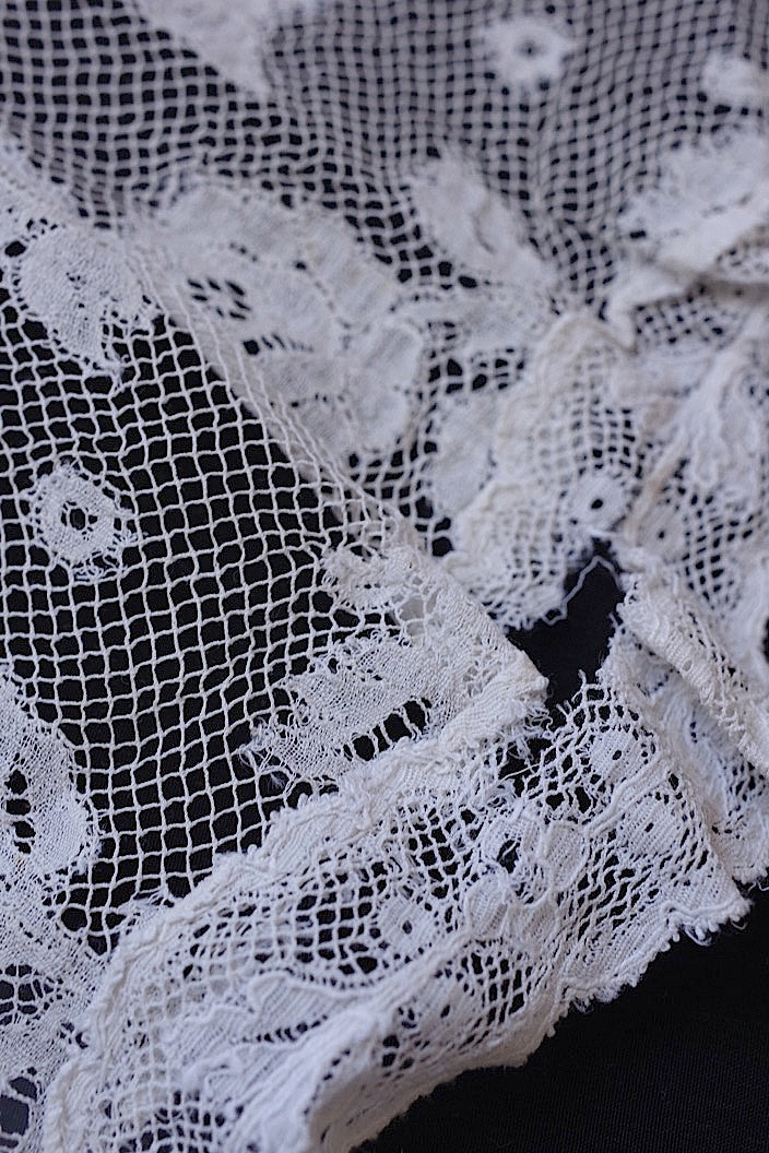 dentelle antique antique lace lace hem torn