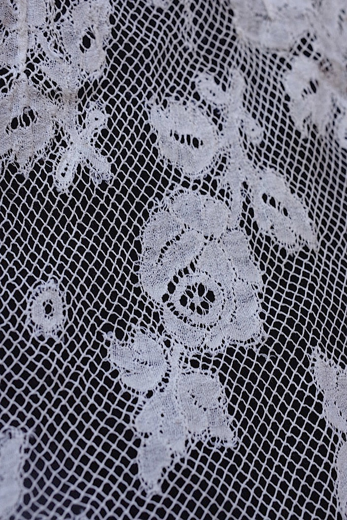 dentelle antique antique lace lace hem torn
