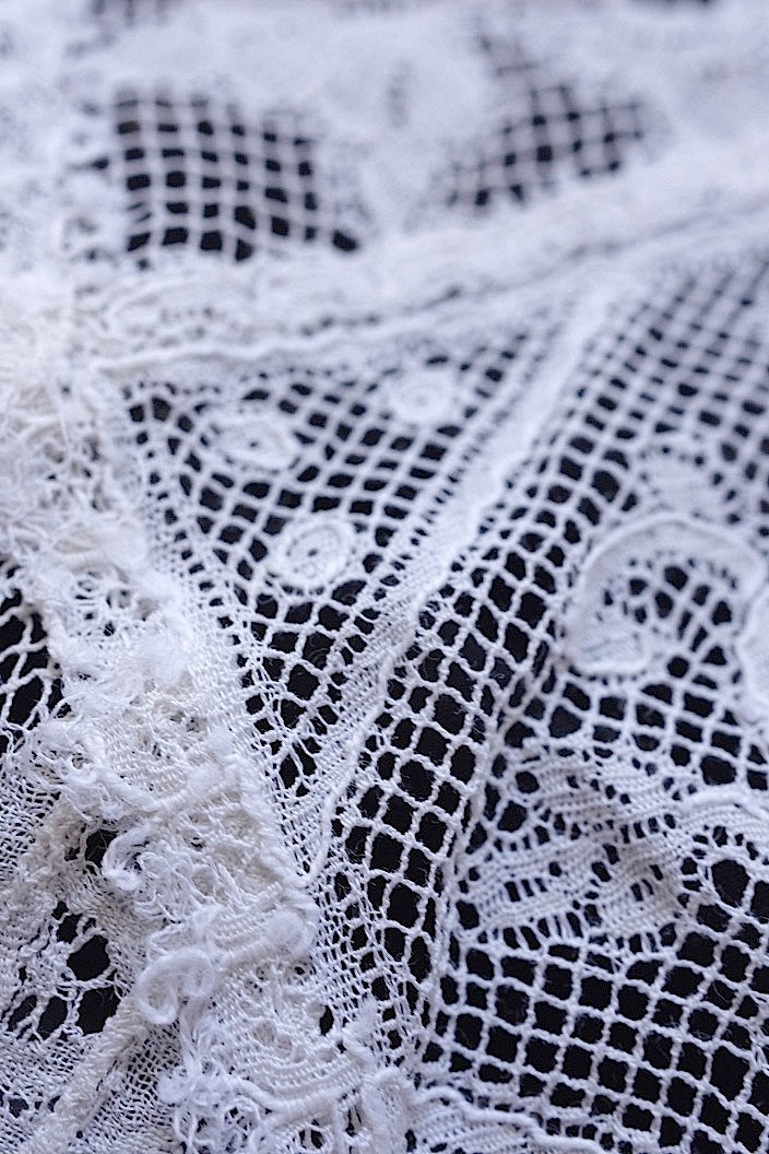 dentelle antique antique lace lace hem torn