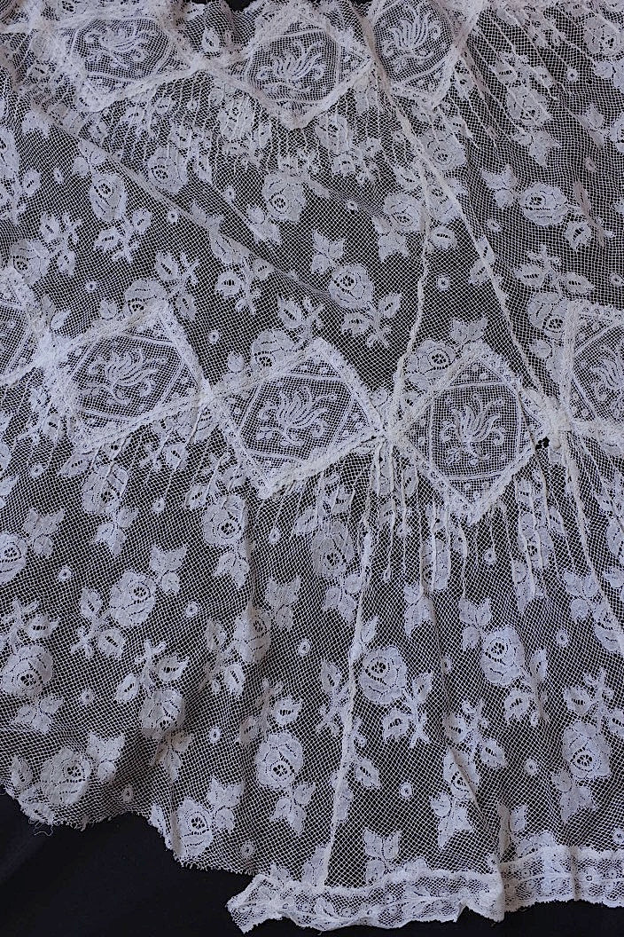 dentelle antique antique lace lace hem torn