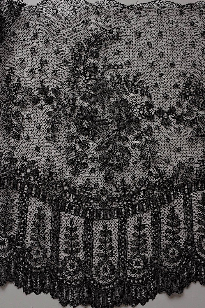 dentelle  antique アンティークレース シャンティイレース .FR a l'epoque