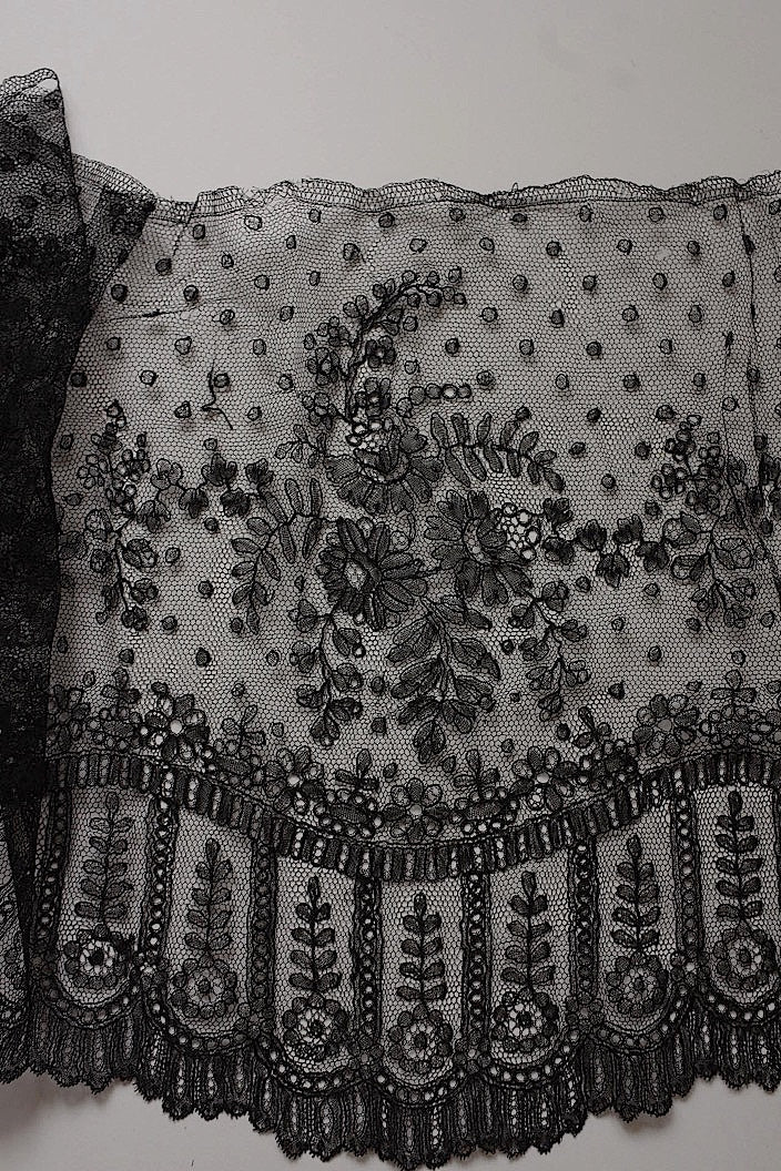 dentelle  antique アンティークレース シャンティイレース .FR a l'epoque