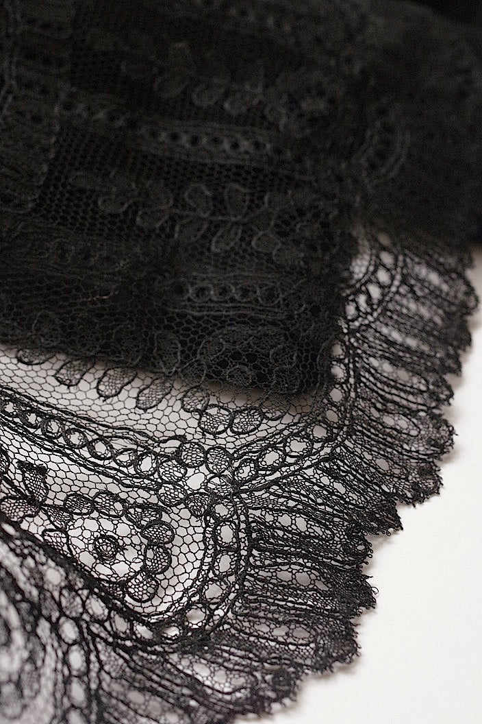 dentelle  antique アンティークレース シャンティイレース .FR a l'epoque
