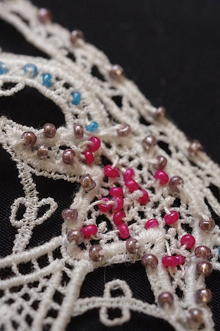 dentelle antique アンティークレース 色レース、ビーズレース