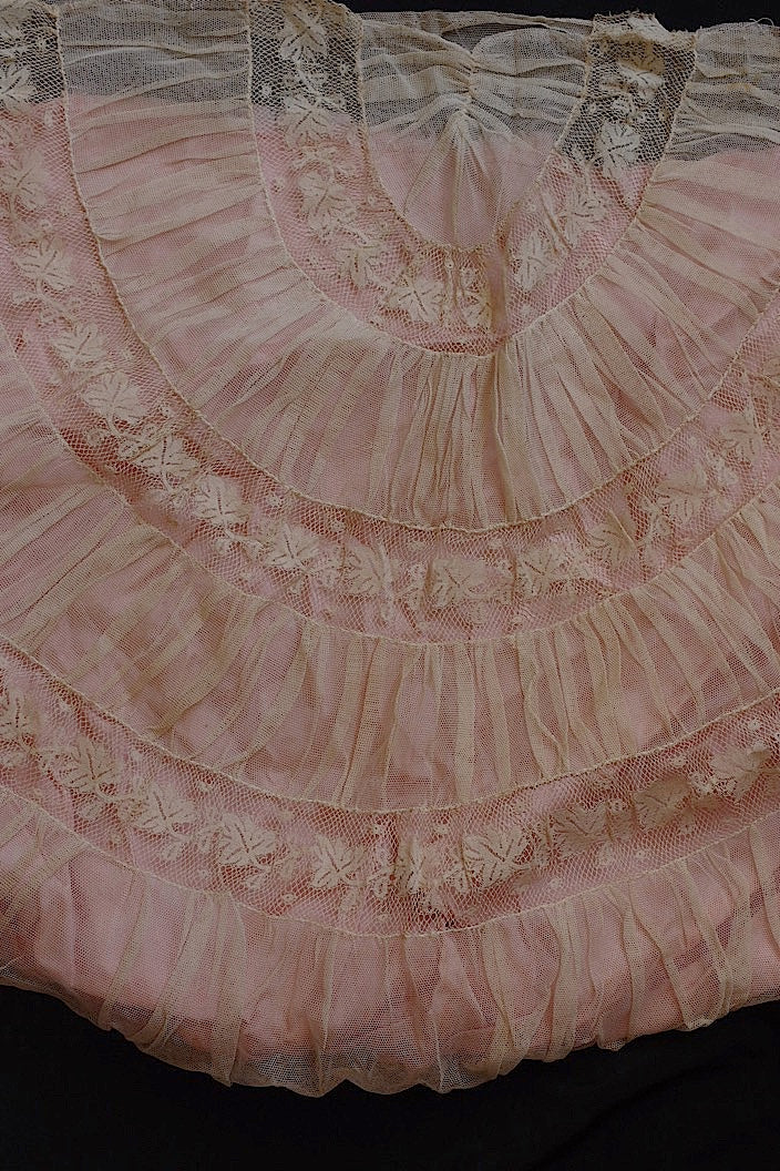 dentelle antique アンティークレース 半月型 クッションカバー .FR a l'epoque