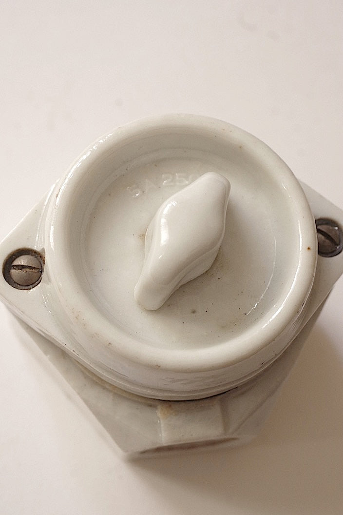 commutateur antique アンティークスイッチ Switch 1 .FR a l'epoque