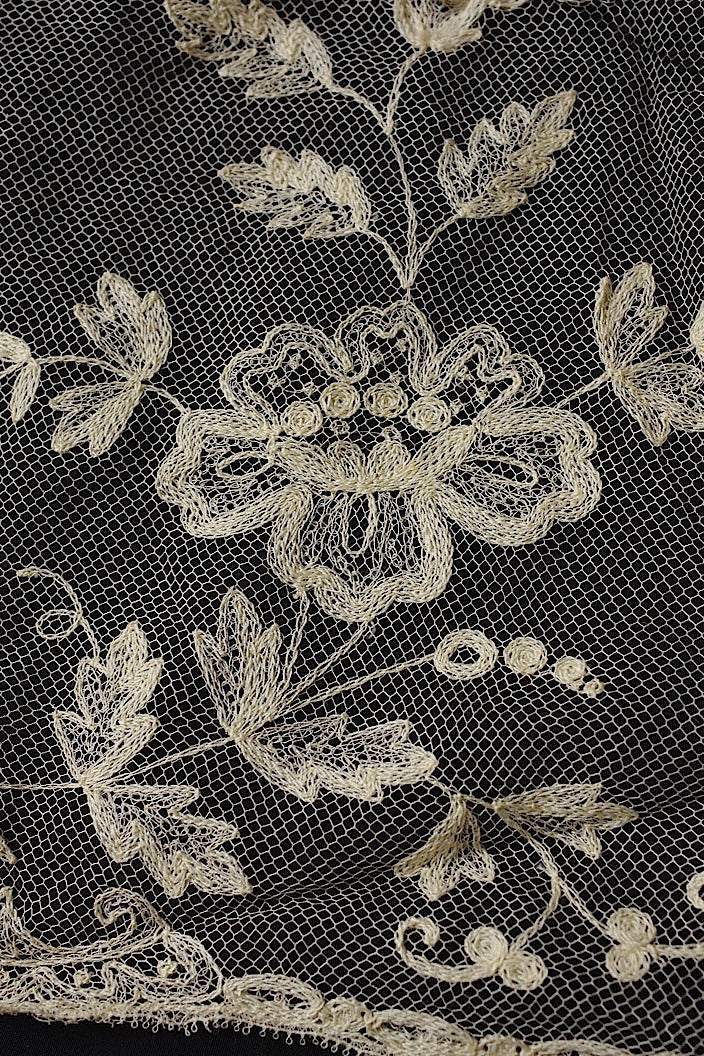 dentelle antique アンティーク チュールに刺繍レース