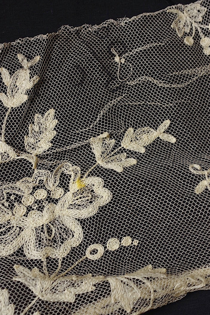 dentelle antique アンティーク チュールに刺繍レース