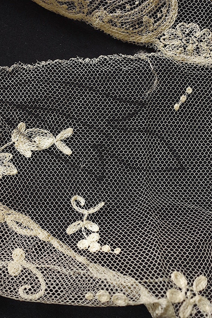 dentelle antique アンティーク チュールに刺繍レース