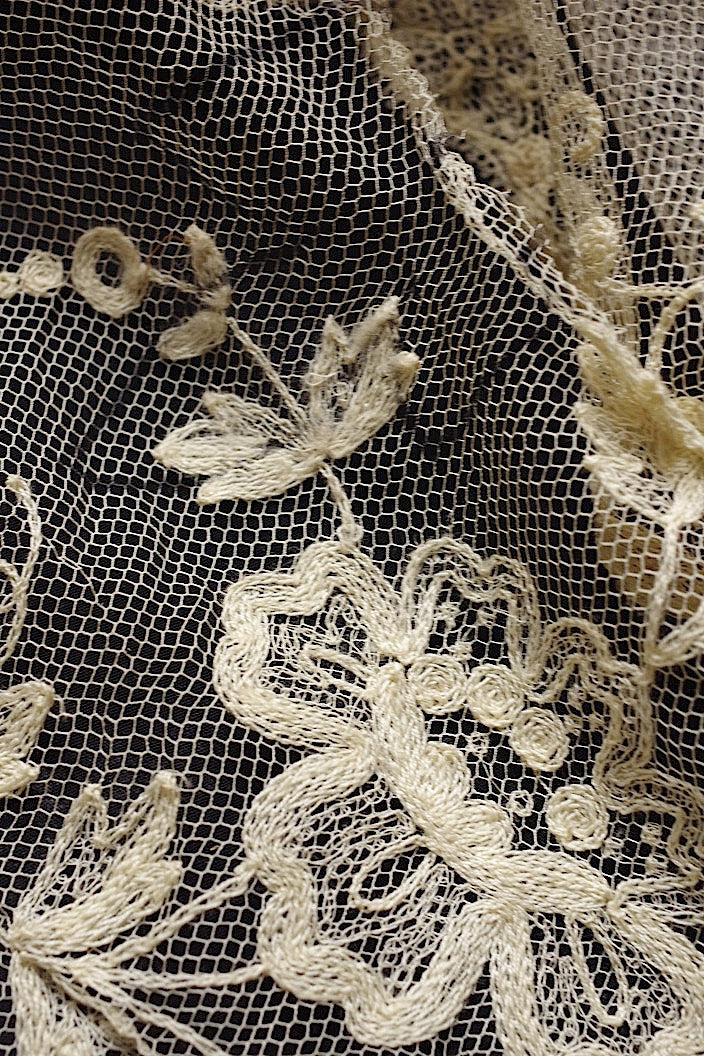 dentelle antique アンティーク チュールに刺繍レース