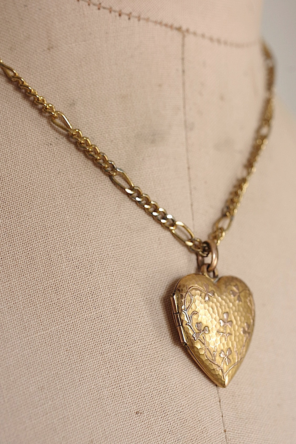 アンティークアクセサリー collier antique アンティークハートロケット .FR a l'epoque