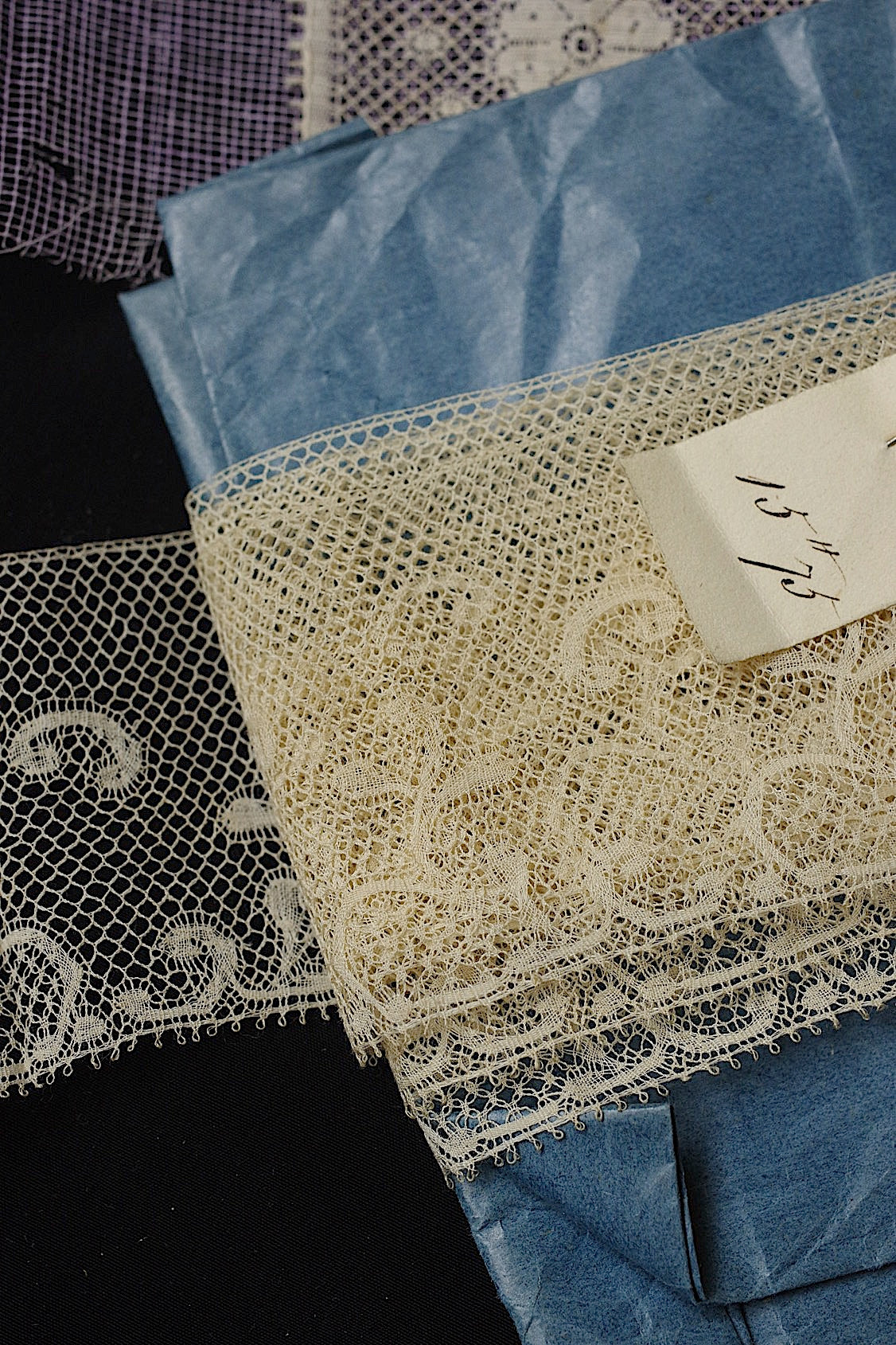 アンティークレース dentelle antique  2種 .FR a l'epoque