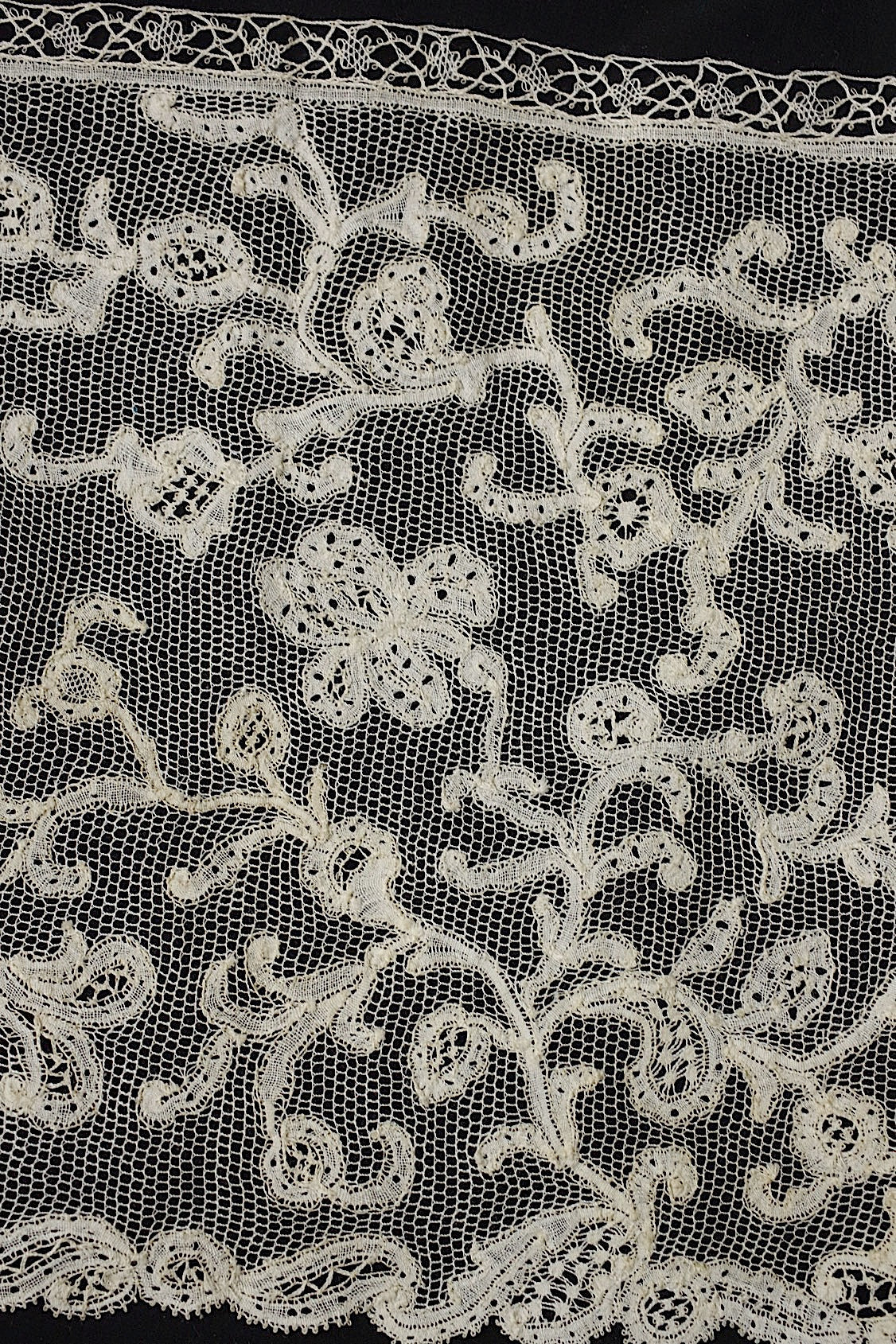 アンティークレース dentelle antique  394cm .FR a l'epoque