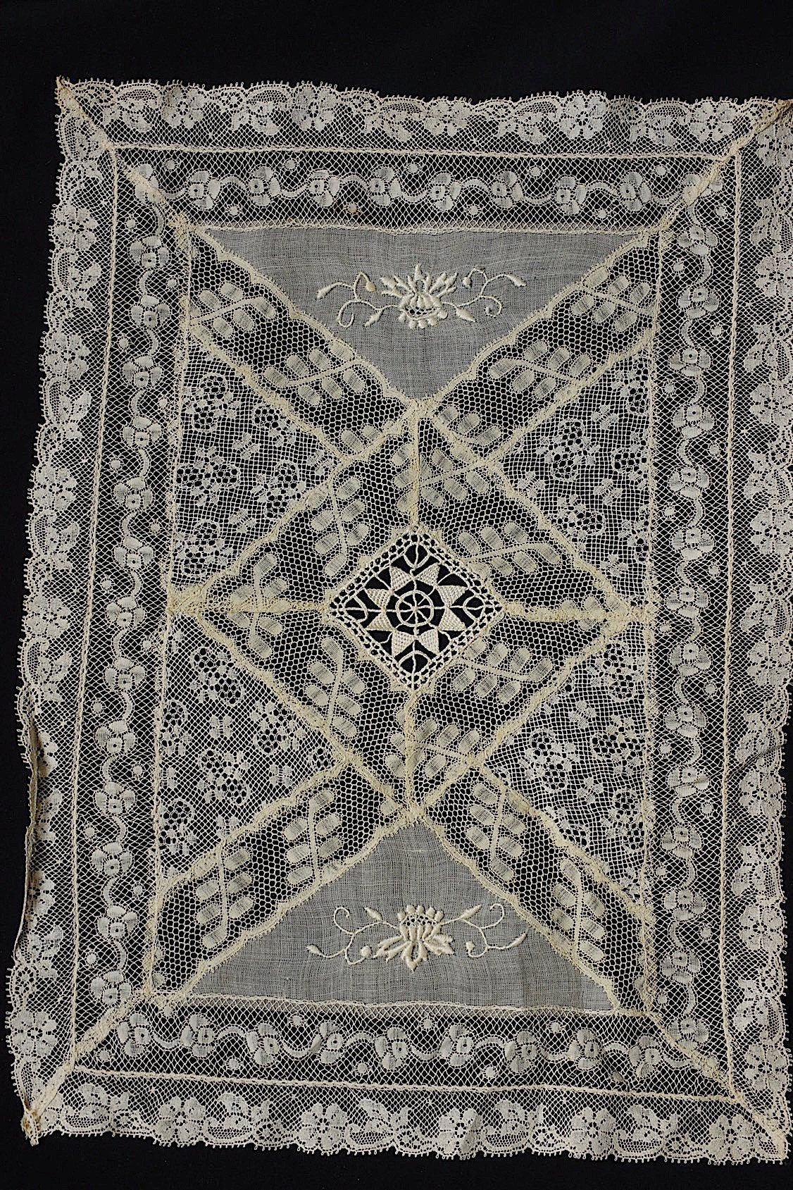 アンティークレース dentelle antique  nappron 2piece .FR a l'epoque