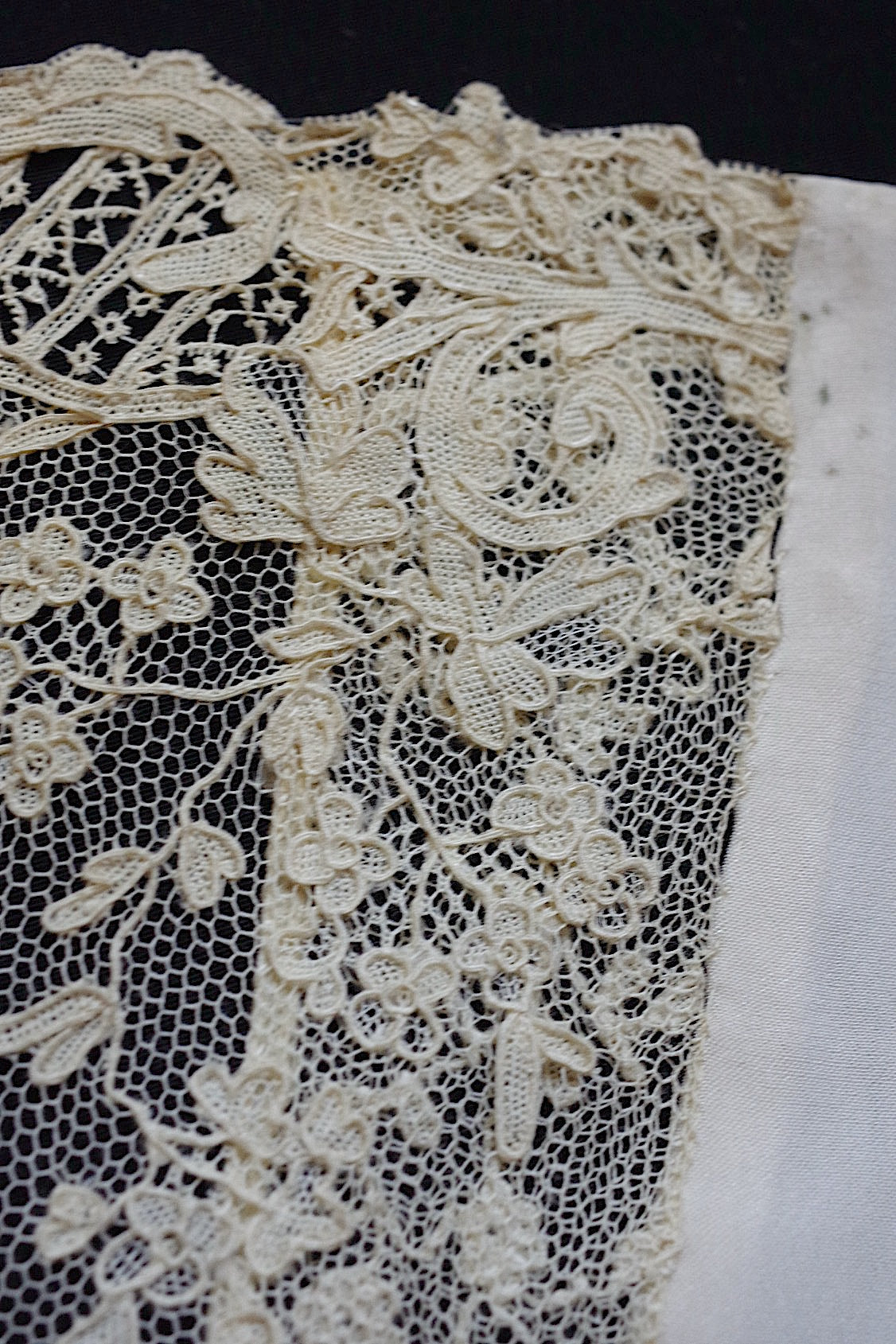 アンティークレース dentelle antique ホニトン ブリュクセルモチーフ .FR a l'epoque