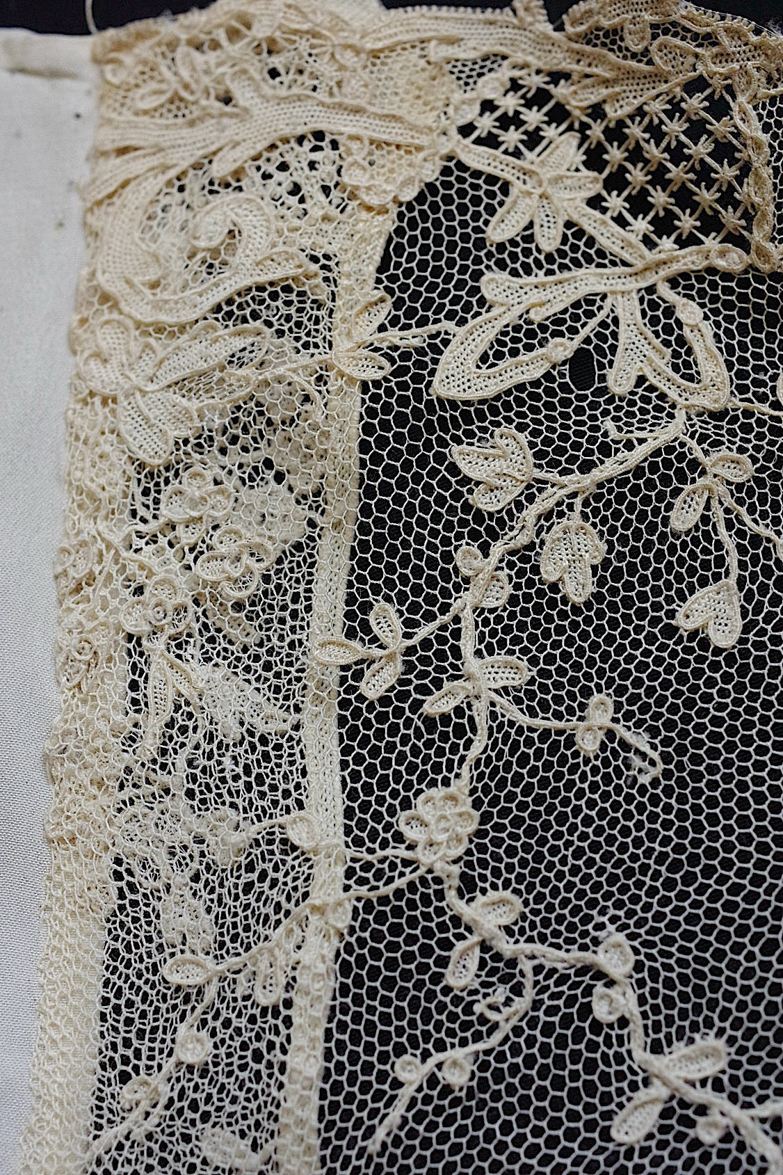 アンティークレース dentelle antique ホニトン ブリュクセルモチーフ .FR a l'epoque