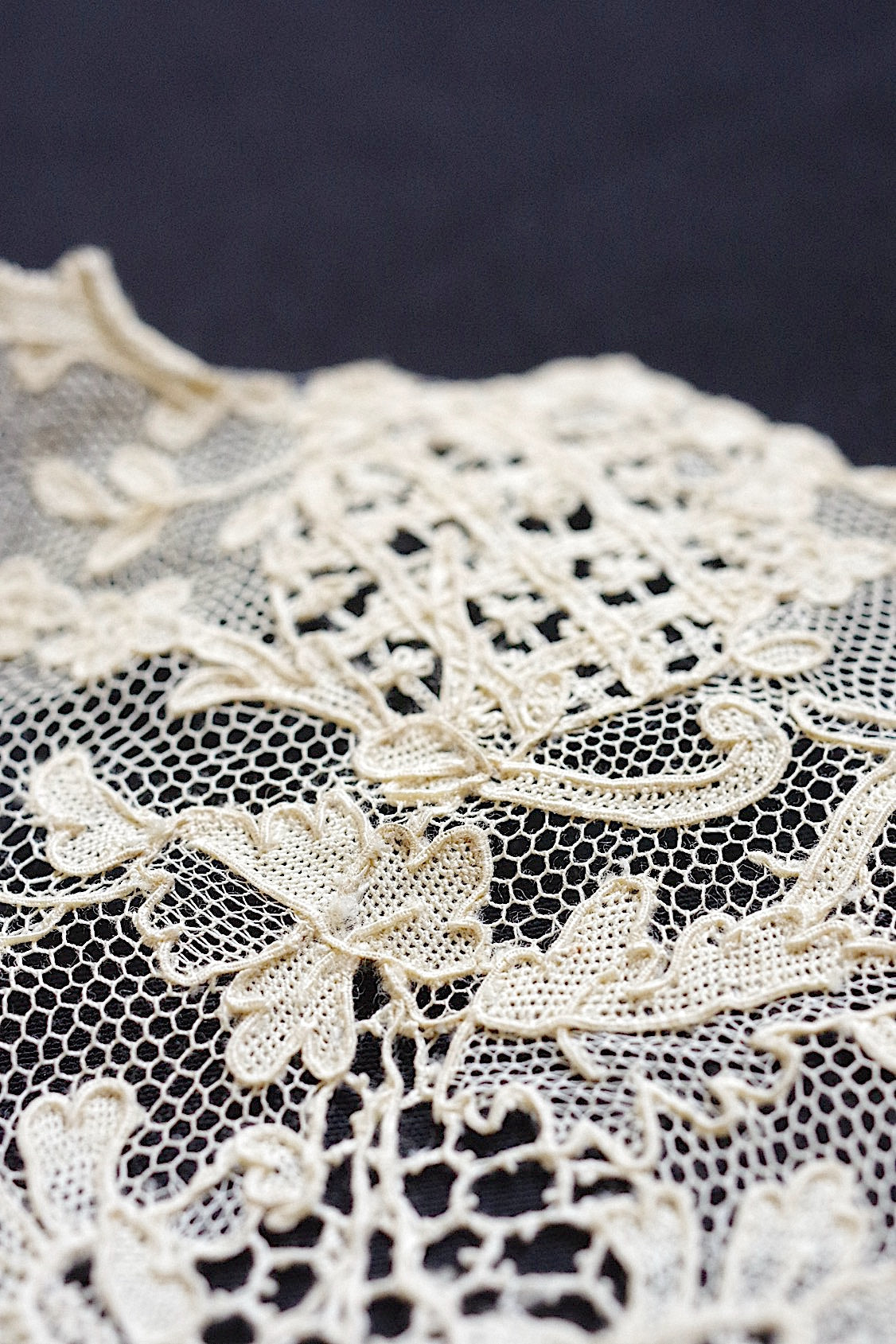 アンティークレース dentelle antique ホニトン ブリュクセルモチーフ .FR a l'epoque