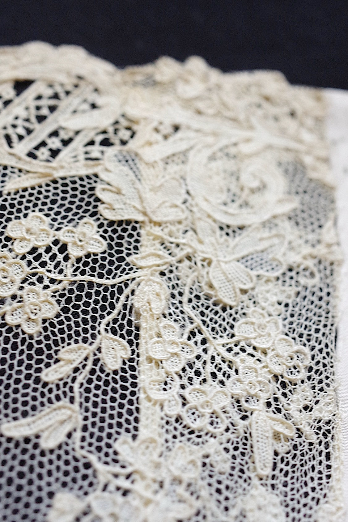 アンティークレース dentelle antique ホニトン ブリュクセルモチーフ .FR a l'epoque