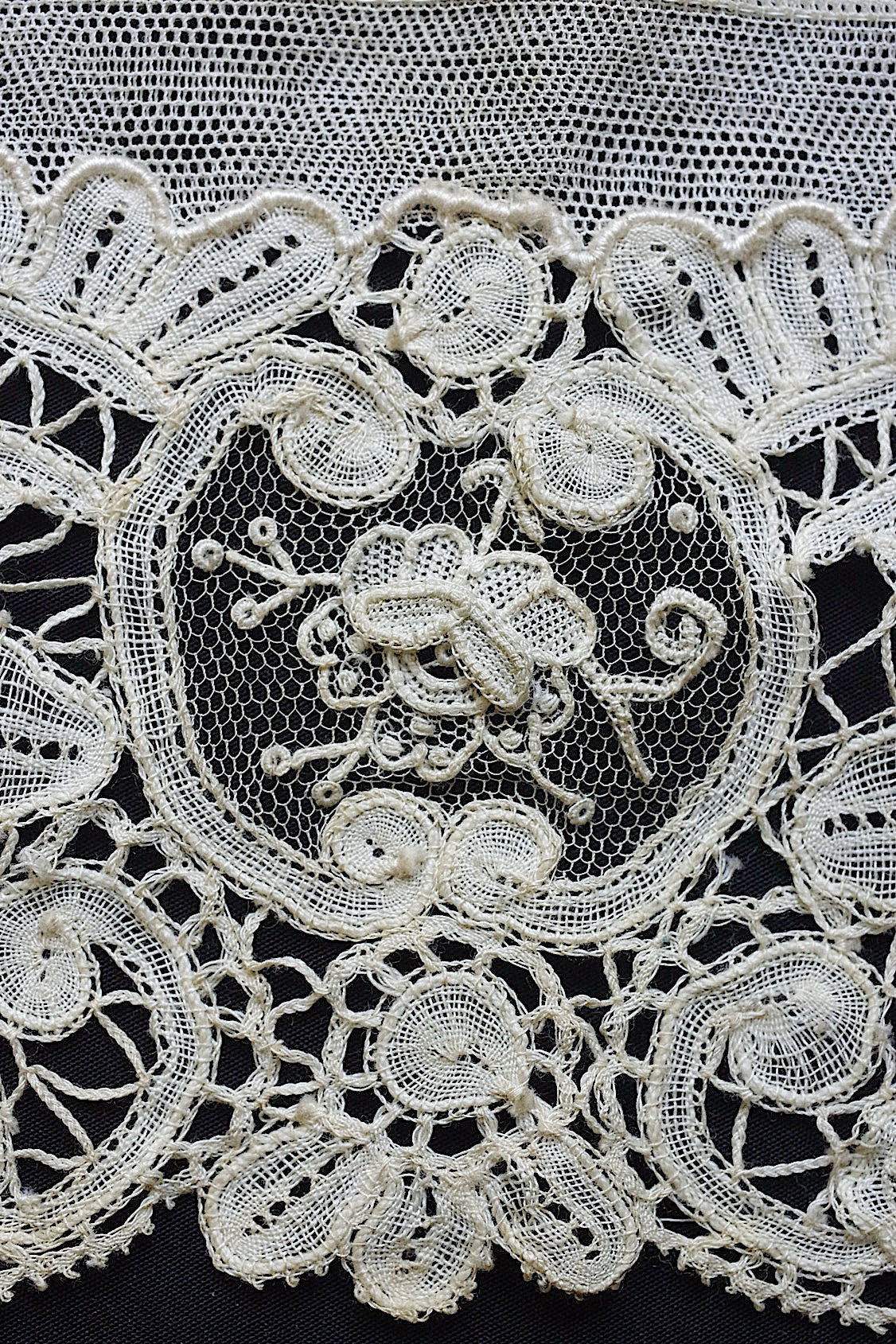 アンティークレース dentelle antique ホニトン ブリュクセルモチーフ .FR a l'epoque