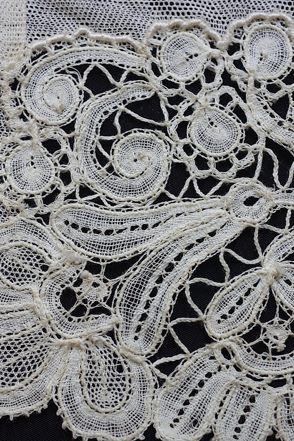 アンティークレース dentelle antique ホニトン ブリュクセルモチーフ .FR a l'epoque