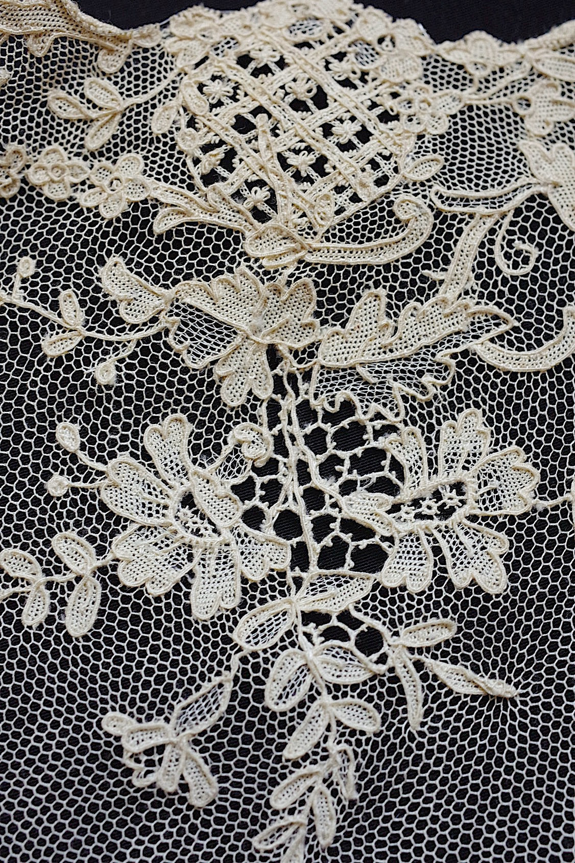 アンティークレース dentelle antique ホニトン ブリュクセルモチーフ .FR a l'epoque