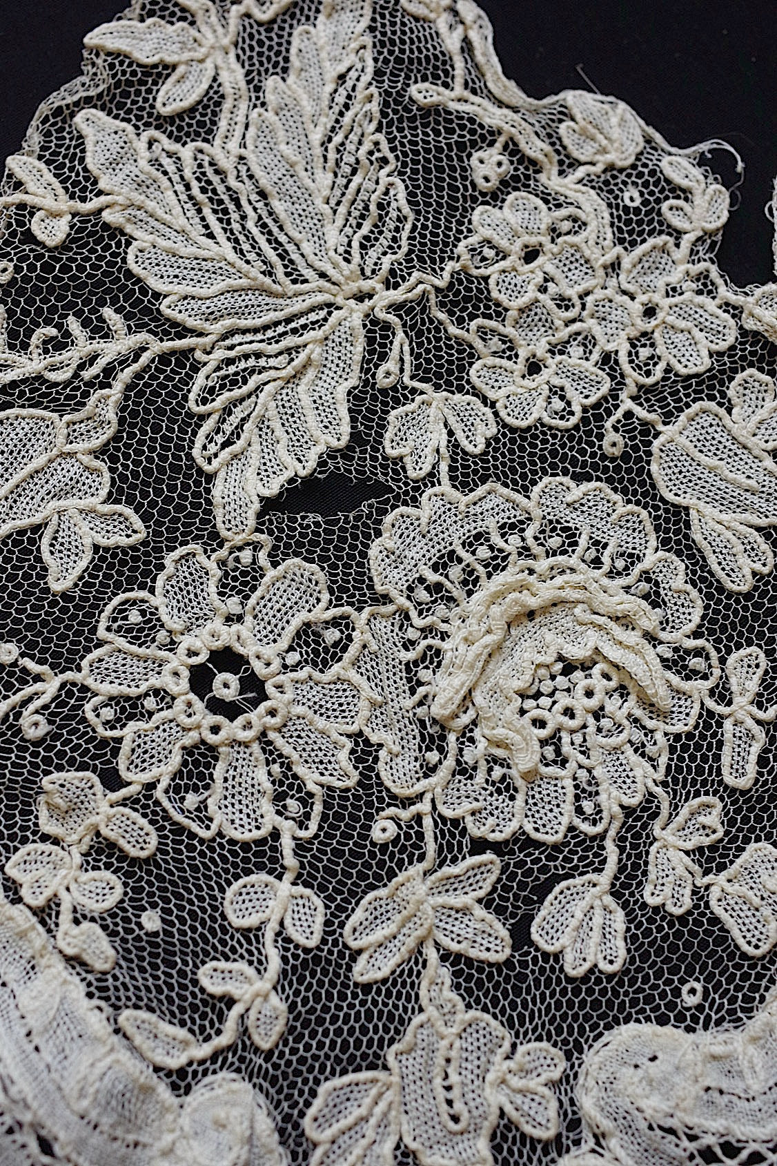 アンティークレース dentelle antique ホニトン ブリュクセルモチーフ  2 .FR a l'epoque