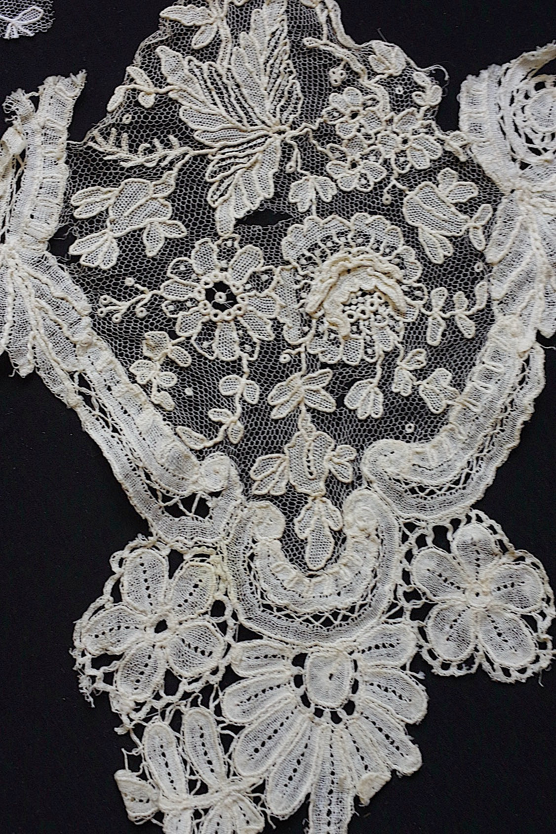 アンティークレース dentelle antique ホニトン ブリュクセルモチーフ  2 .FR a l'epoque