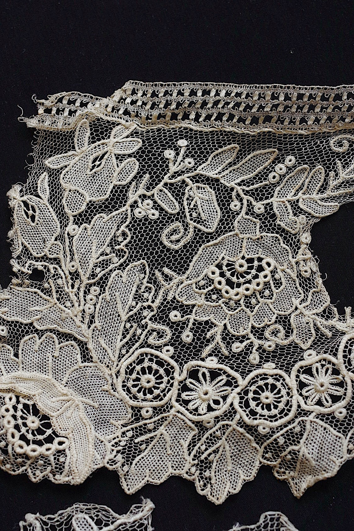 アンティークレース dentelle antique ホニトン ブリュクセルモチーフ  2 .FR a l'epoque