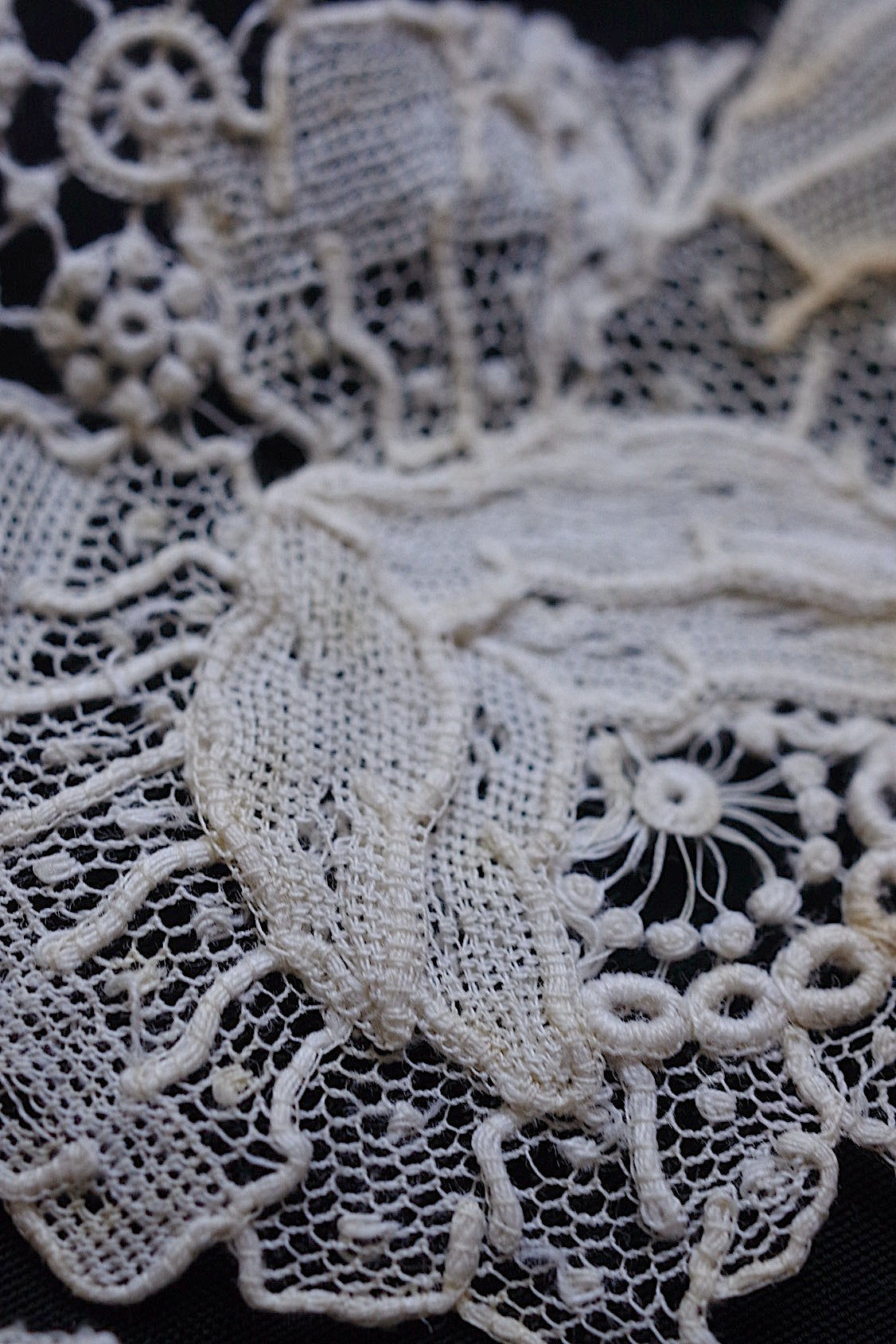 アンティークレース dentelle antique ホニトン ブリュクセルモチーフ  2 .FR a l'epoque