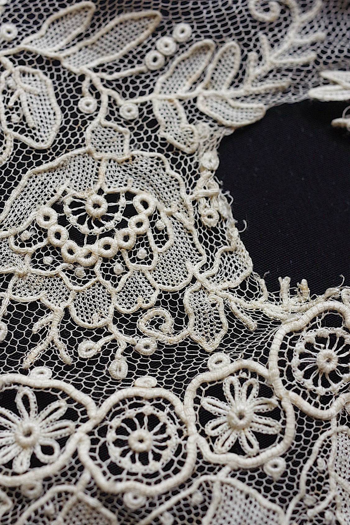 アンティークレース dentelle antique ホニトン ブリュクセルモチーフ  2 .FR a l'epoque