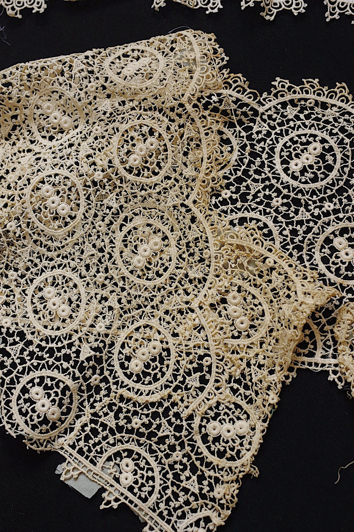 アンティークレース dentelle antique 素材用 端切れ+レティセラ襟 .FR a l'epoque