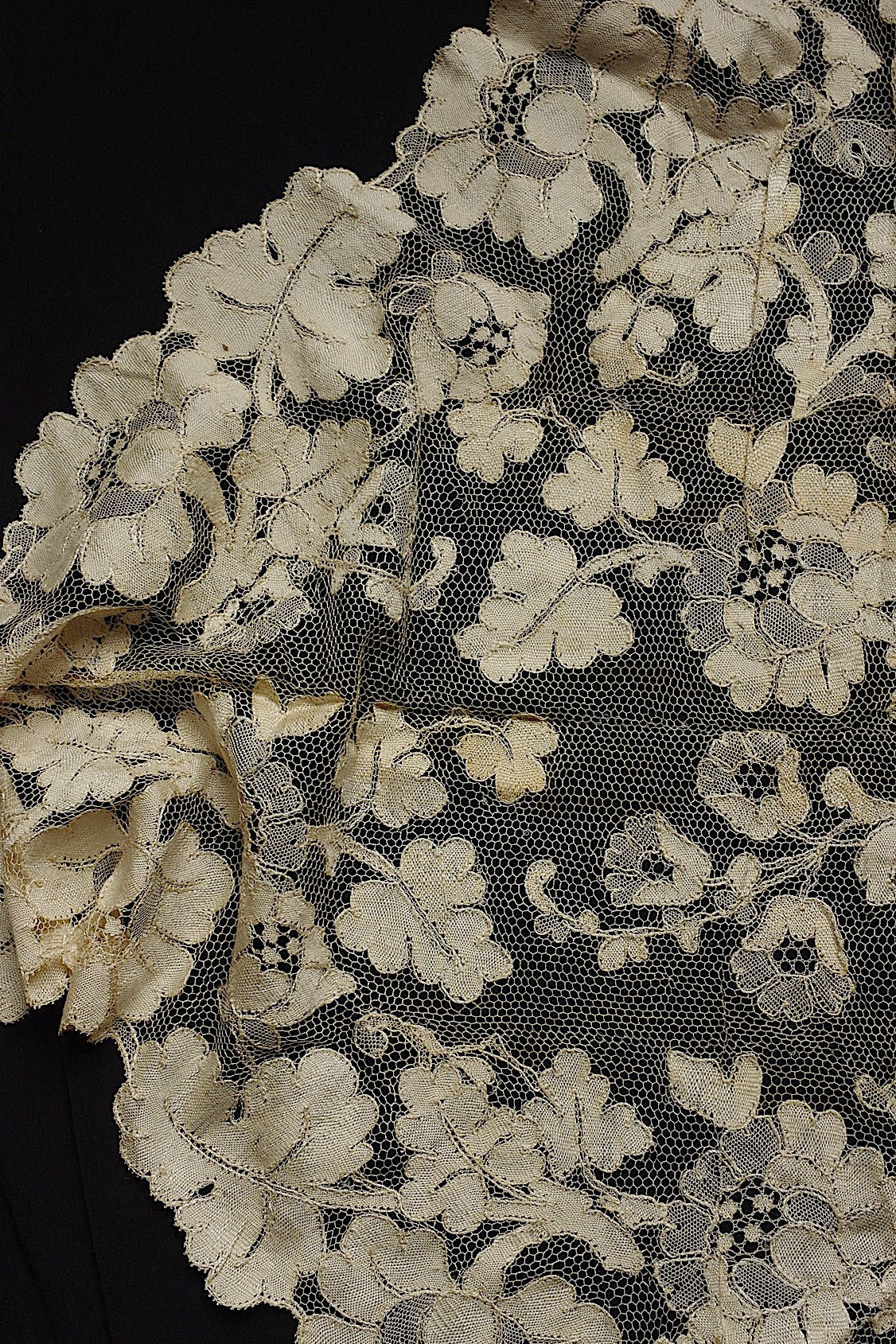 アンティークレース dentelle antique  ブロンド ショール .FR a l'epoque