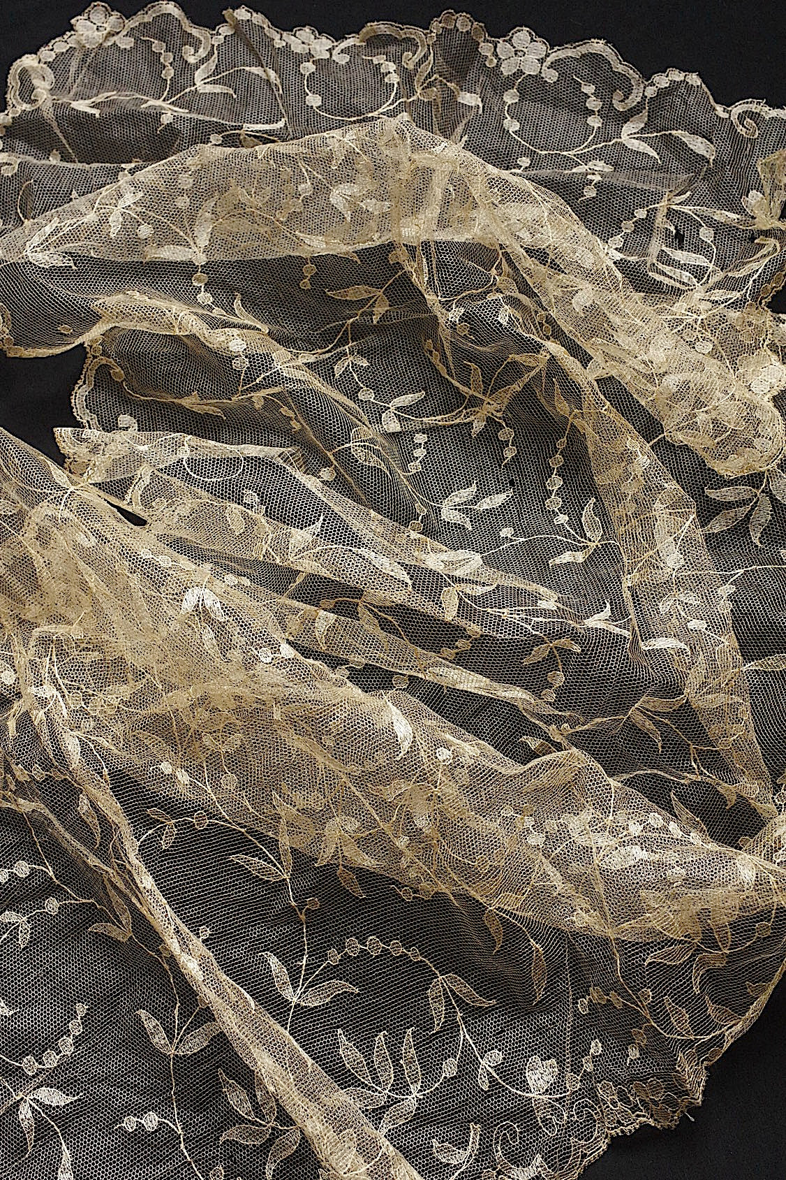 アンティークレース dentelle antique  シルクレース .FR a l'epoque