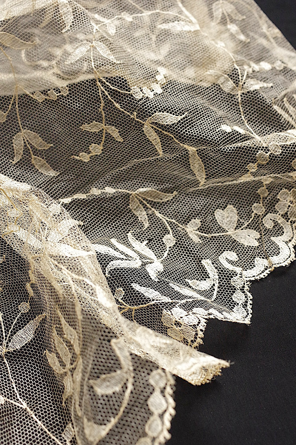 アンティークレース dentelle antique  シルクレース .FR a l'epoque