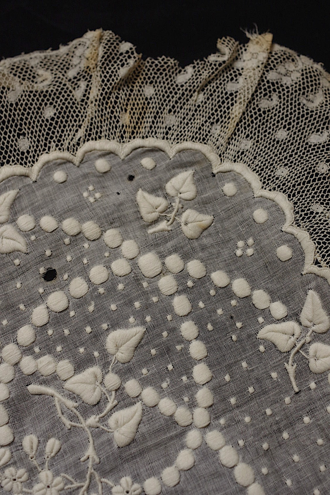 アンティーク刺繍ハンカチ antique monchoir 1 .FR a l'epoque