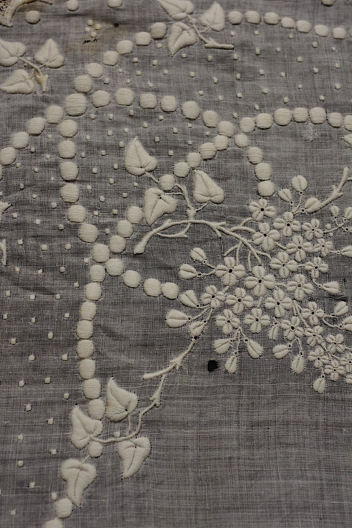 アンティーク刺繍ハンカチ antique monchoir 1 .FR a l'epoque