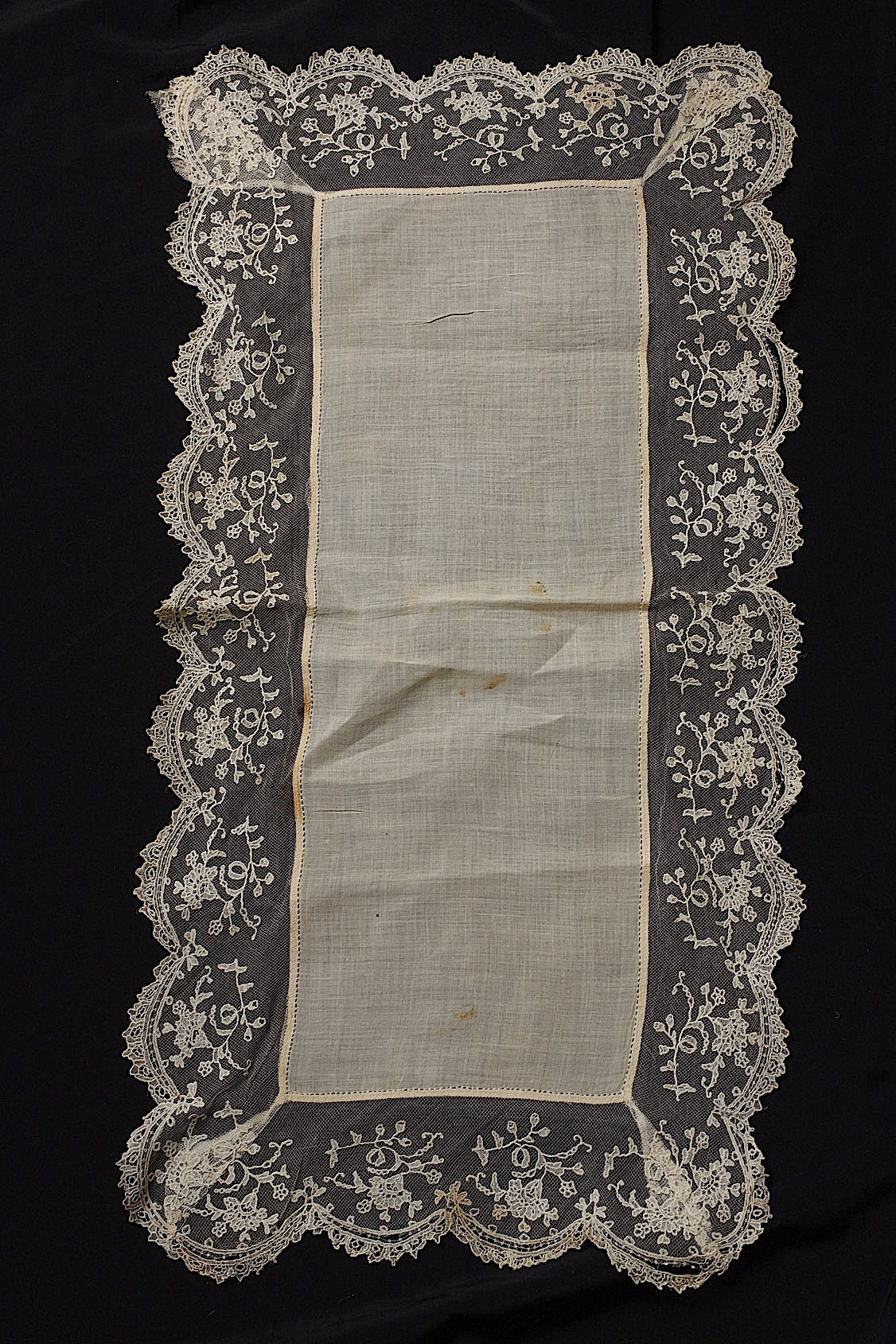 アンティーク刺繍ハンカチ antique monchoir 1 .FR a l'epoque