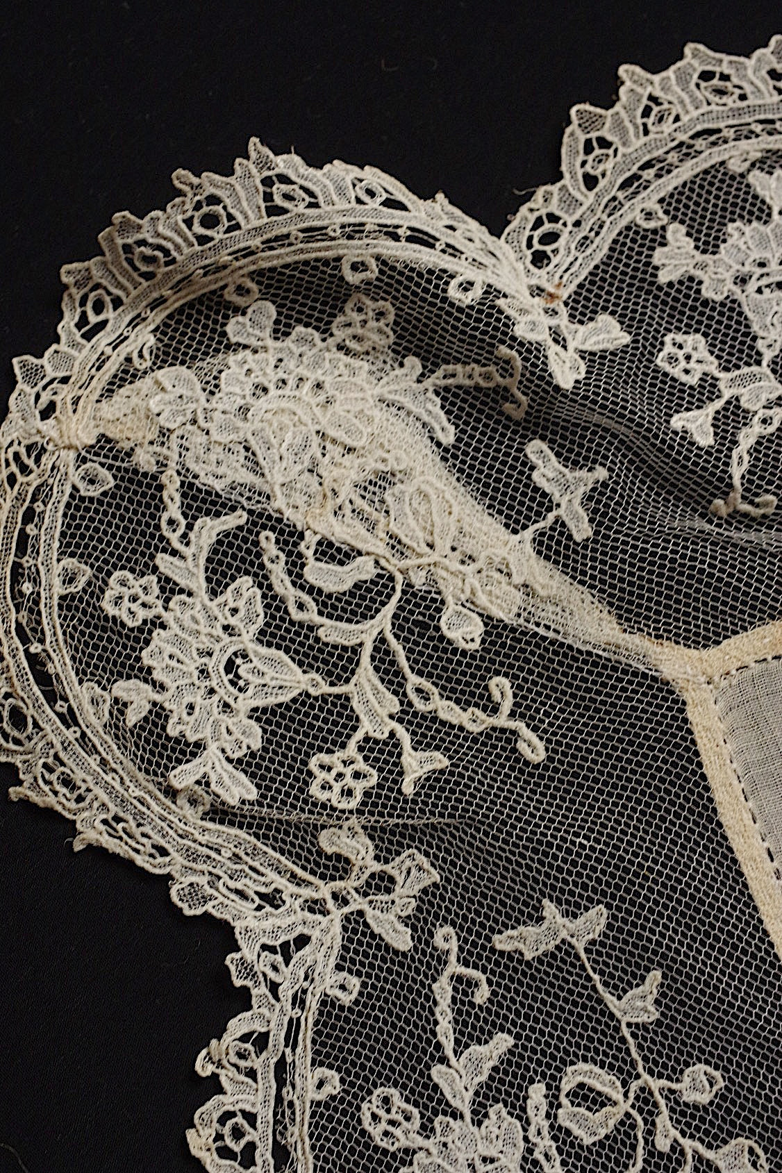 アンティーク刺繍ハンカチ antique monchoir 1 .FR a l'epoque