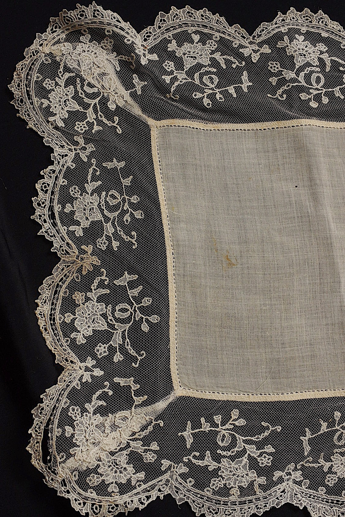 アンティーク刺繍ハンカチ antique monchoir 1 .FR a l'epoque