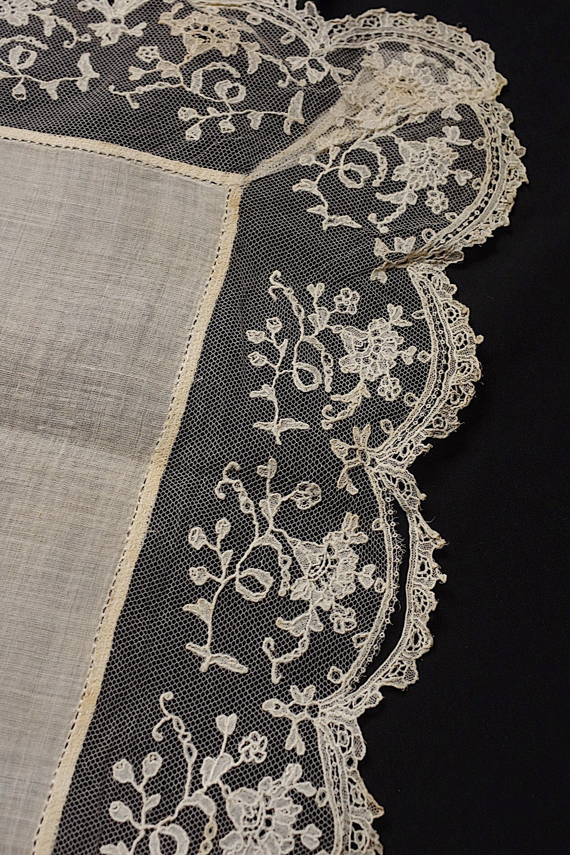 アンティーク刺繍ハンカチ antique monchoir 1 .FR a l'epoque