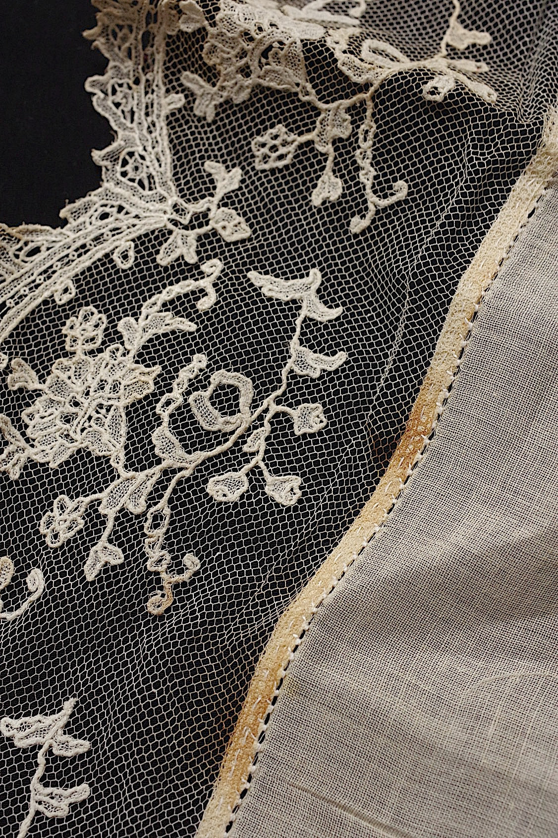 アンティーク刺繍ハンカチ antique monchoir 1 .FR a l'epoque