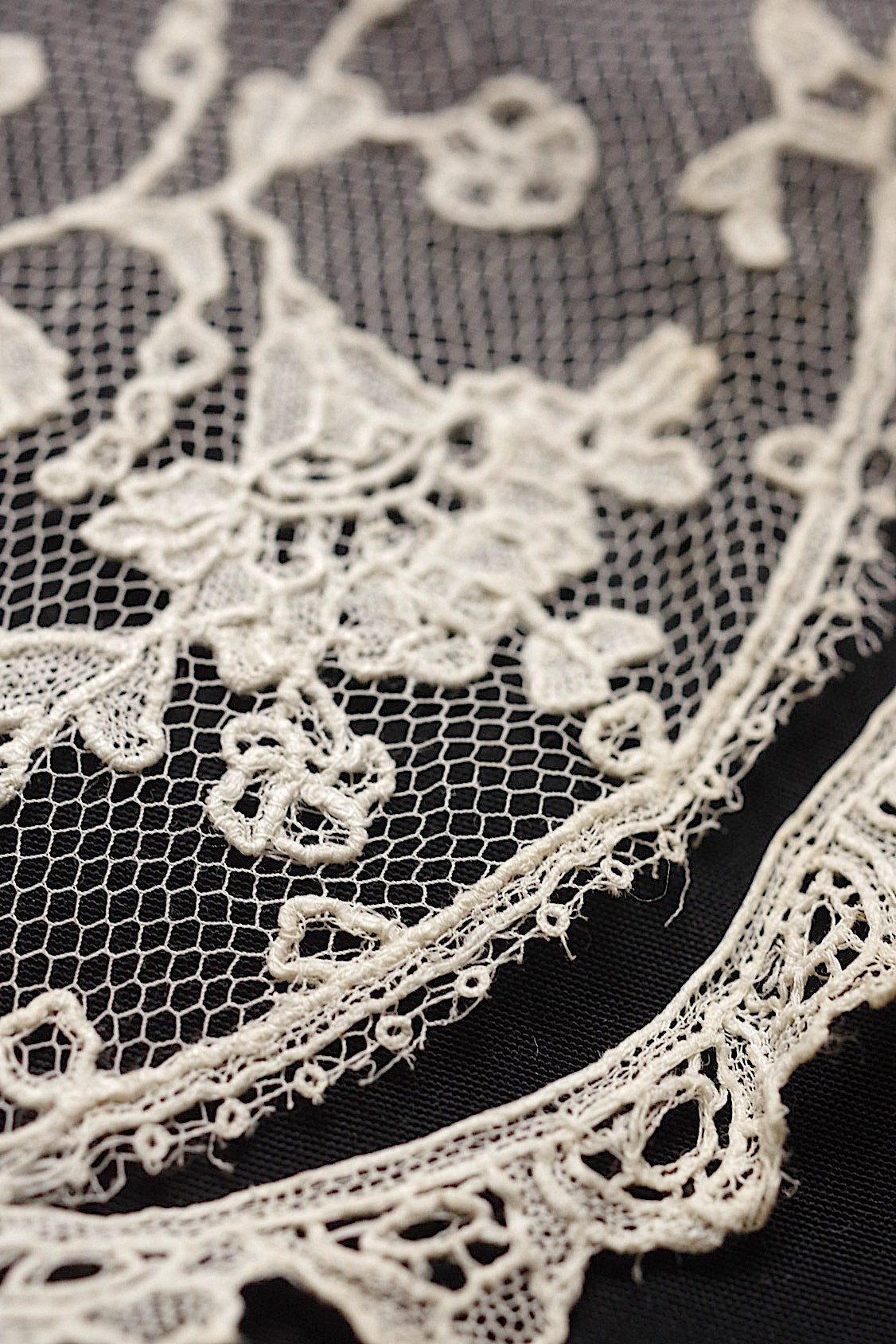 アンティーク刺繍ハンカチ antique monchoir 1 .FR a l'epoque