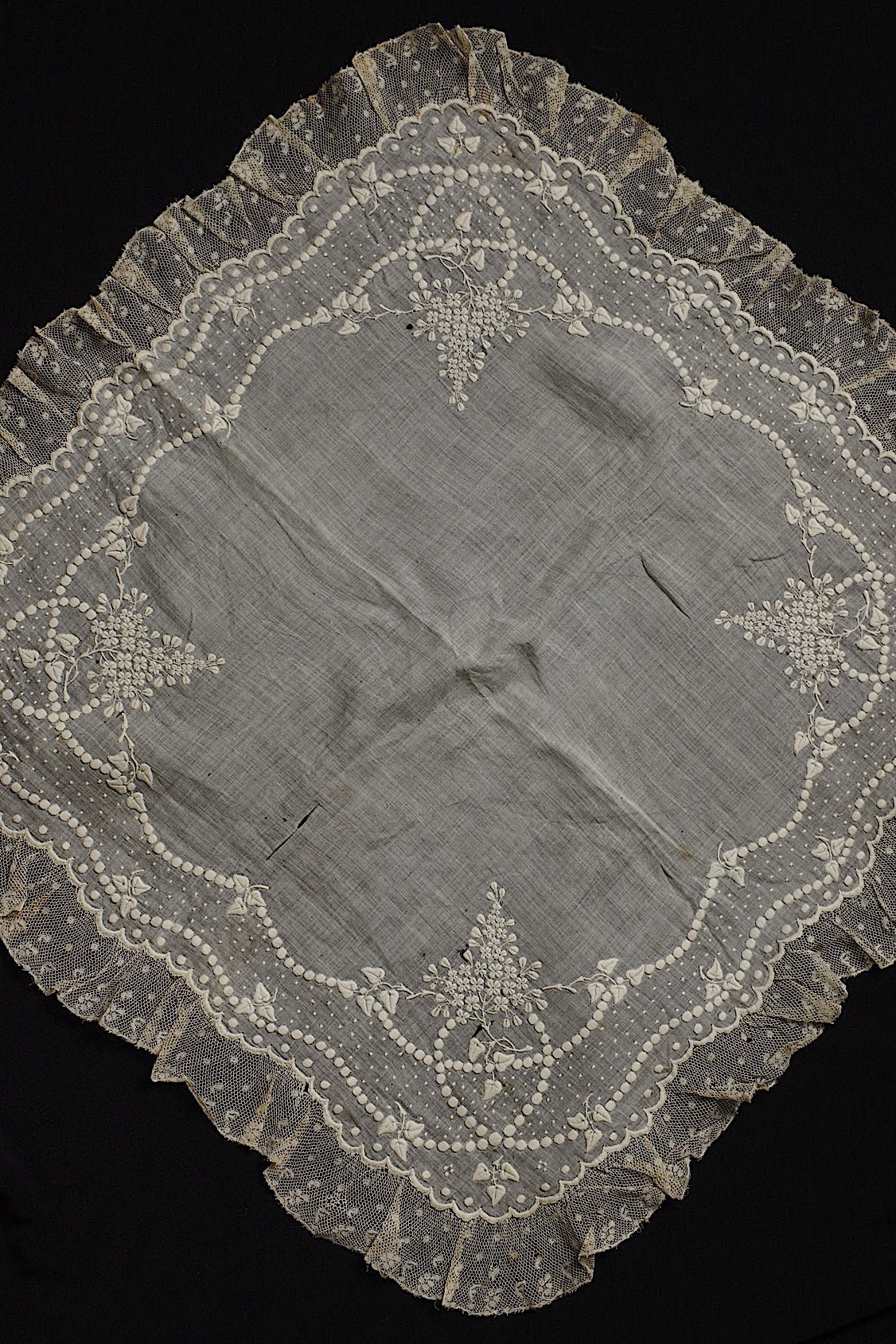 アンティーク刺繍ハンカチ antique monchoir 1 .FR a l'epoque