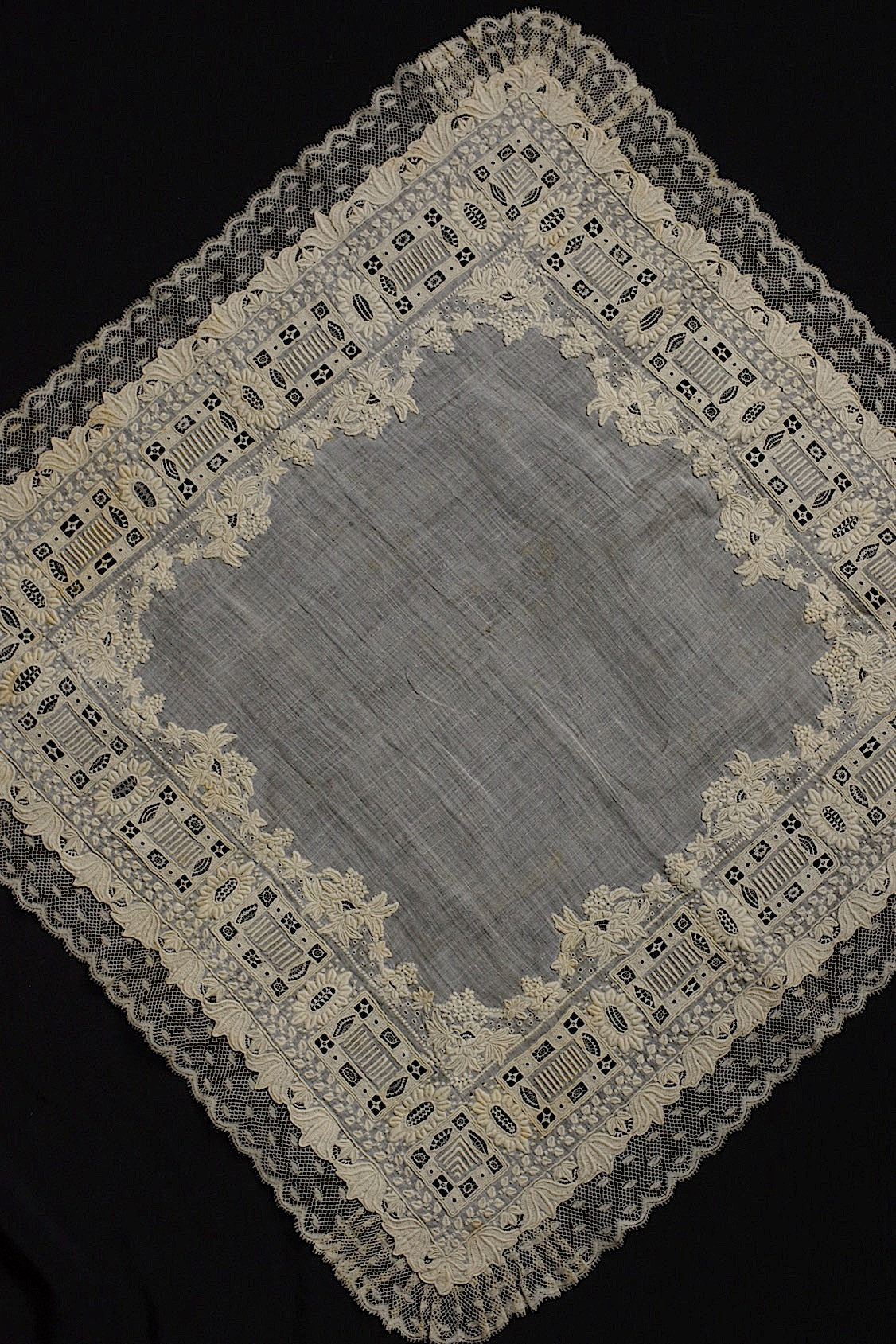 アンティーク刺繍ハンカチ antique monchoir 2 .FR a l'epoque