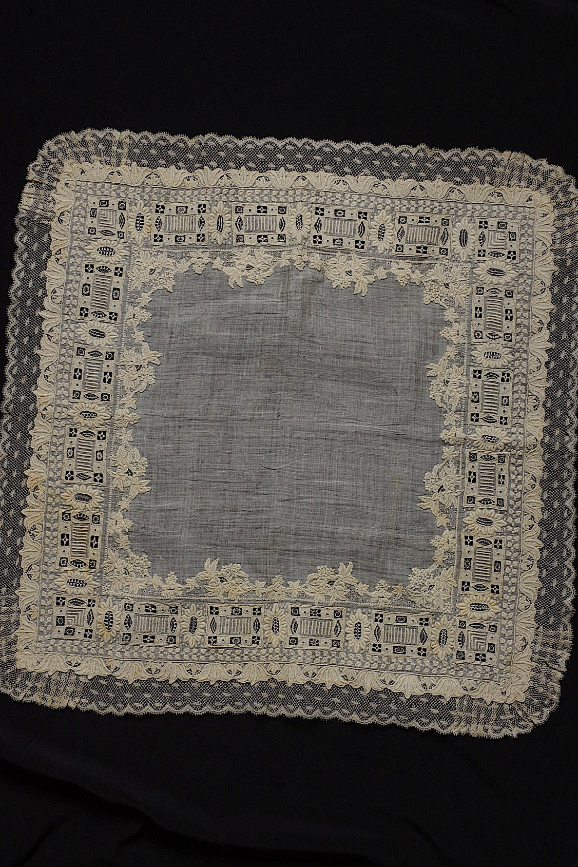 アンティーク刺繍ハンカチ antique monchoir 2 .FR a l'epoque